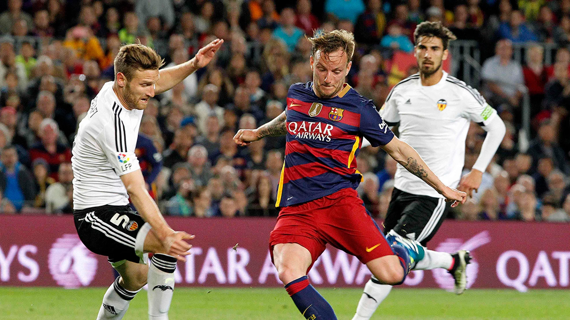 Ivan Rakitic dispara junto al alemán Mustafi, del Valencia CF, durante el partido Ivan Rakitic dispara junto al alemán Mustafi, del Valencia CF, durante el partido