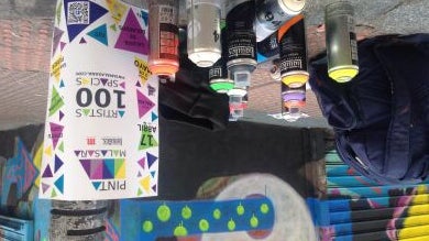 Numerosos artistas pintan persianas de tiendas del madrileño barrio de Malasaña