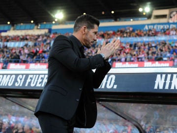 Simeone aplaude al público del Calderón