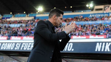 Simeone aplaude al público del Calderón