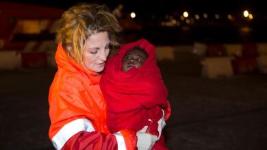 Trasladan al hospital un bebé que viajaba en patera con 20 inmigrantes más