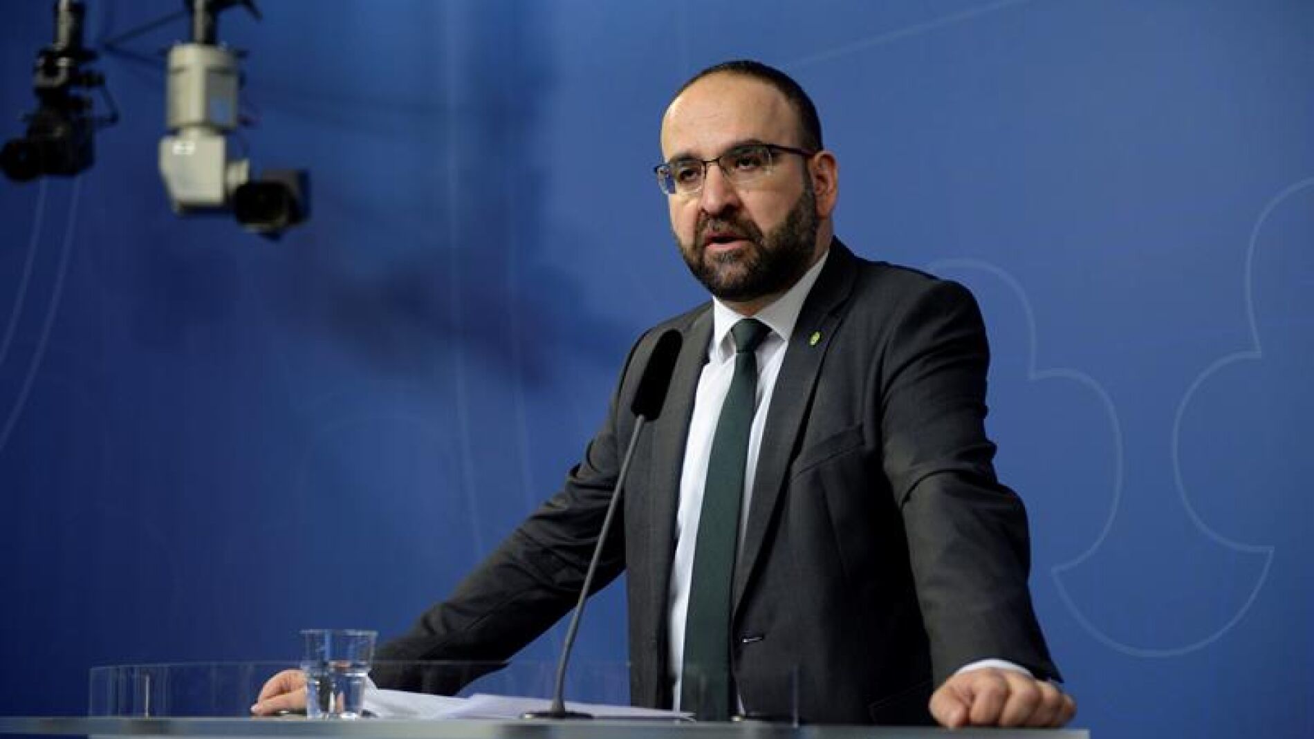 El ministro de Vivienda sueco, el ecologista Mehmet Kaplan, anunciando su dimisi&oacute;n 