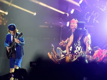 Angus Young de AC/DC en su actuación con Axl Rose en el Coachella Angus Young de AC/DC en su actuación con Axl Rose en el Coachella