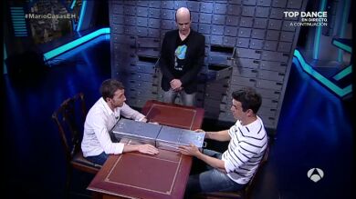 Pablo Motos reta a Mario Casas en el juego de las cajas