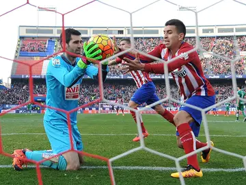 Correa intenta sacar el balón de la portería tras marcar gol Correa intenta sacar el balón de la portería tras marcar gol