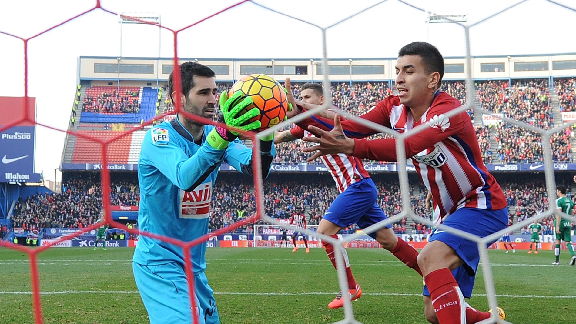 Correa intenta sacar el bal&oacute;n de la porter&iacute;a tras marcar gol
