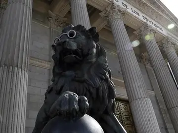 El león del Congreso con gafas en conmemoración a Cervantes El león del Congreso con gafas en conmemoración a Cervantes