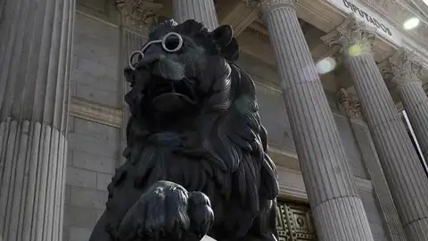 El león del Congreso con gafas en conmemoración a Cervantes El león del Congreso con gafas en conmemoración a Cervantes