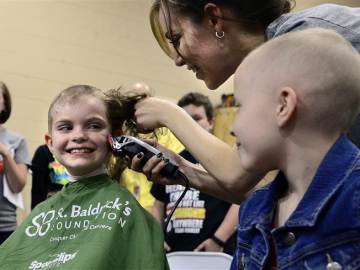 Una niña con cáncer rapándose con el apoyo de sus compañeros Una niña con cáncer rapándose con el apoyo de sus compañeros