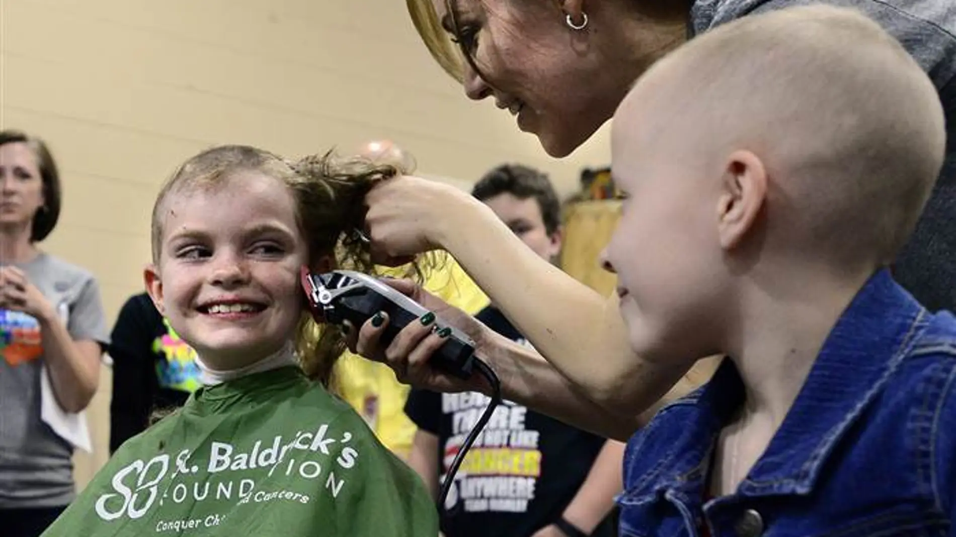 Una niña con cáncer rapándose con el apoyo de sus compañeros Una niña con cáncer rapándose con el apoyo de sus compañeros