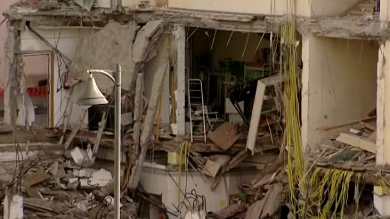 Los técnicos inspeccionan los edificios colindantes al derrumbe Los técnicos inspeccionan los edificios colindantes al derrumbe