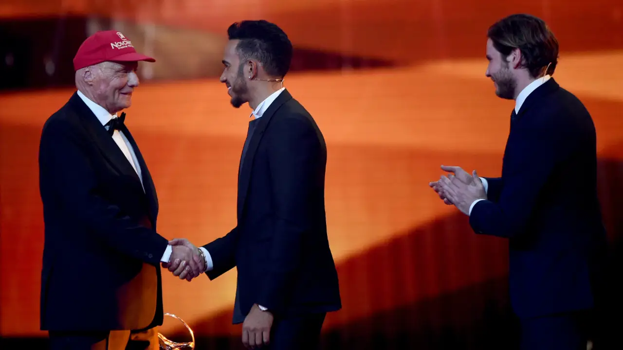 Lewis Hamilton entrega el Laureus a Niki Lauda
