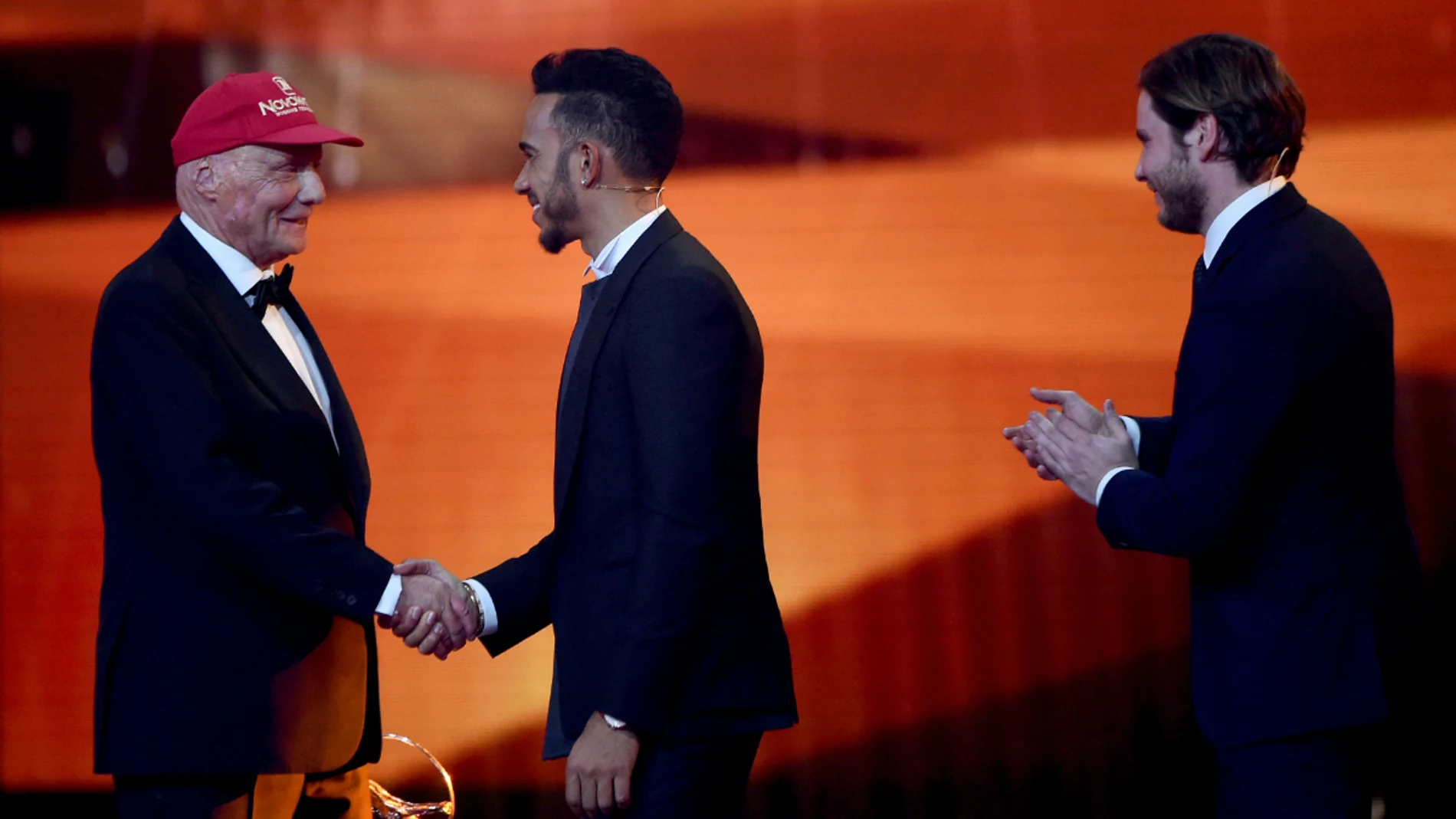 Lewis Hamilton entrega el Laureus a Niki Lauda