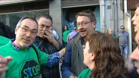 Domènech participa en un escrache contra la sede del PP en Barcelona Domènech participa en un escrache contra la sede del PP en Barcelona