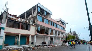 Los pobladores de Pedernales (Ecuador), afectados por el terremoto de 7,8 grados en la escala de Richter.