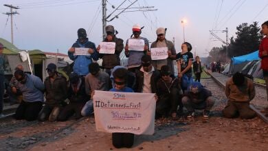 La Policía griega negocia con los refugiados para que desocupen las vías del tren de Idomeni