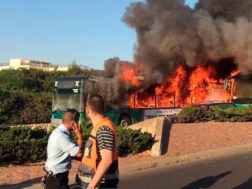 Autobús en llamas tras la explosión en Jerusalén