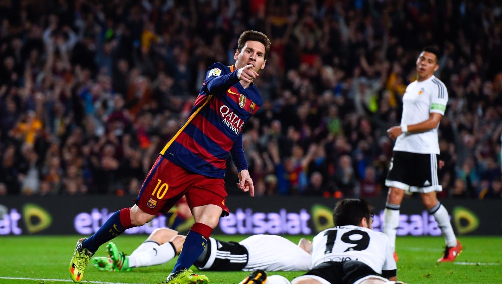 Leo Messi celebra su gol ante el Valencia