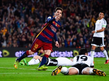 Leo Messi celebra su gol ante el Valencia
