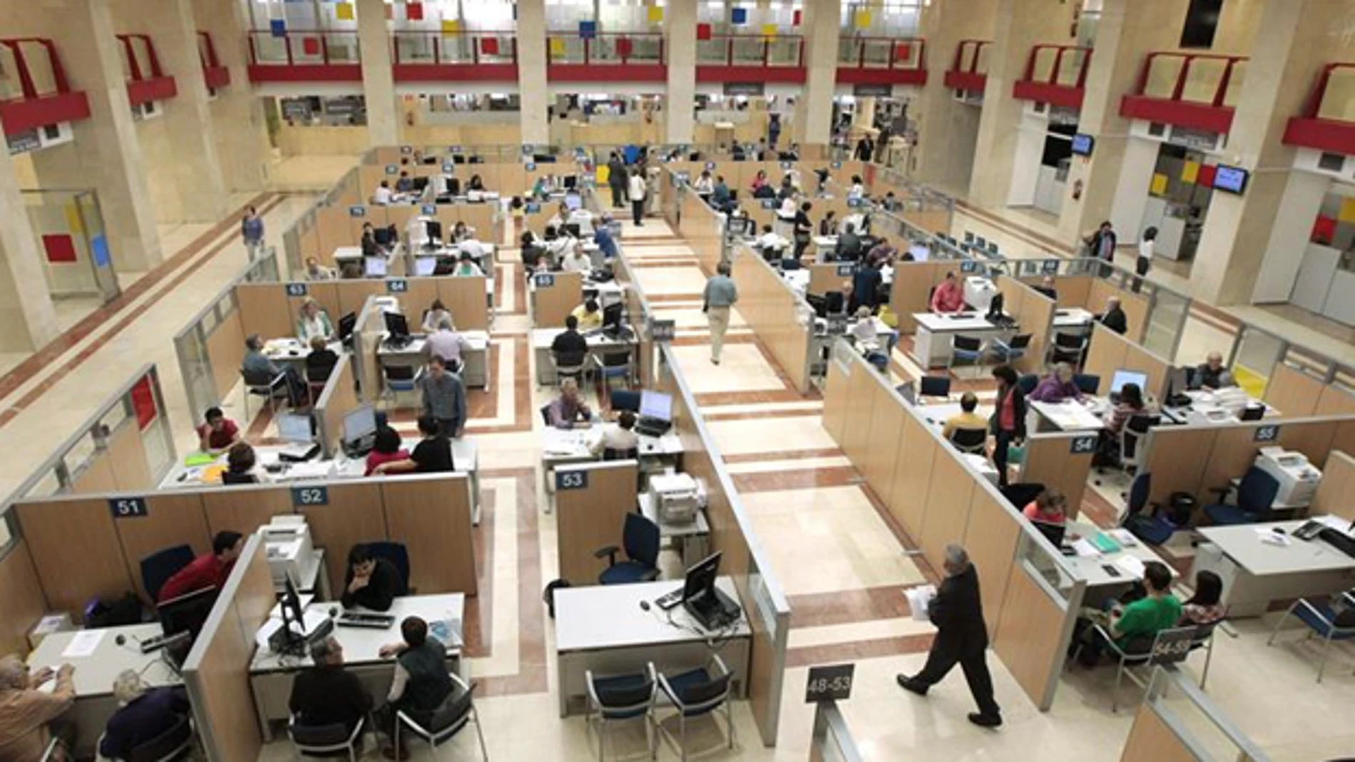 Funcionarios en una administración pública Funcionarios en una administración pública