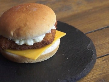 Una hamburguesa de pescado como la de McDonald's.
