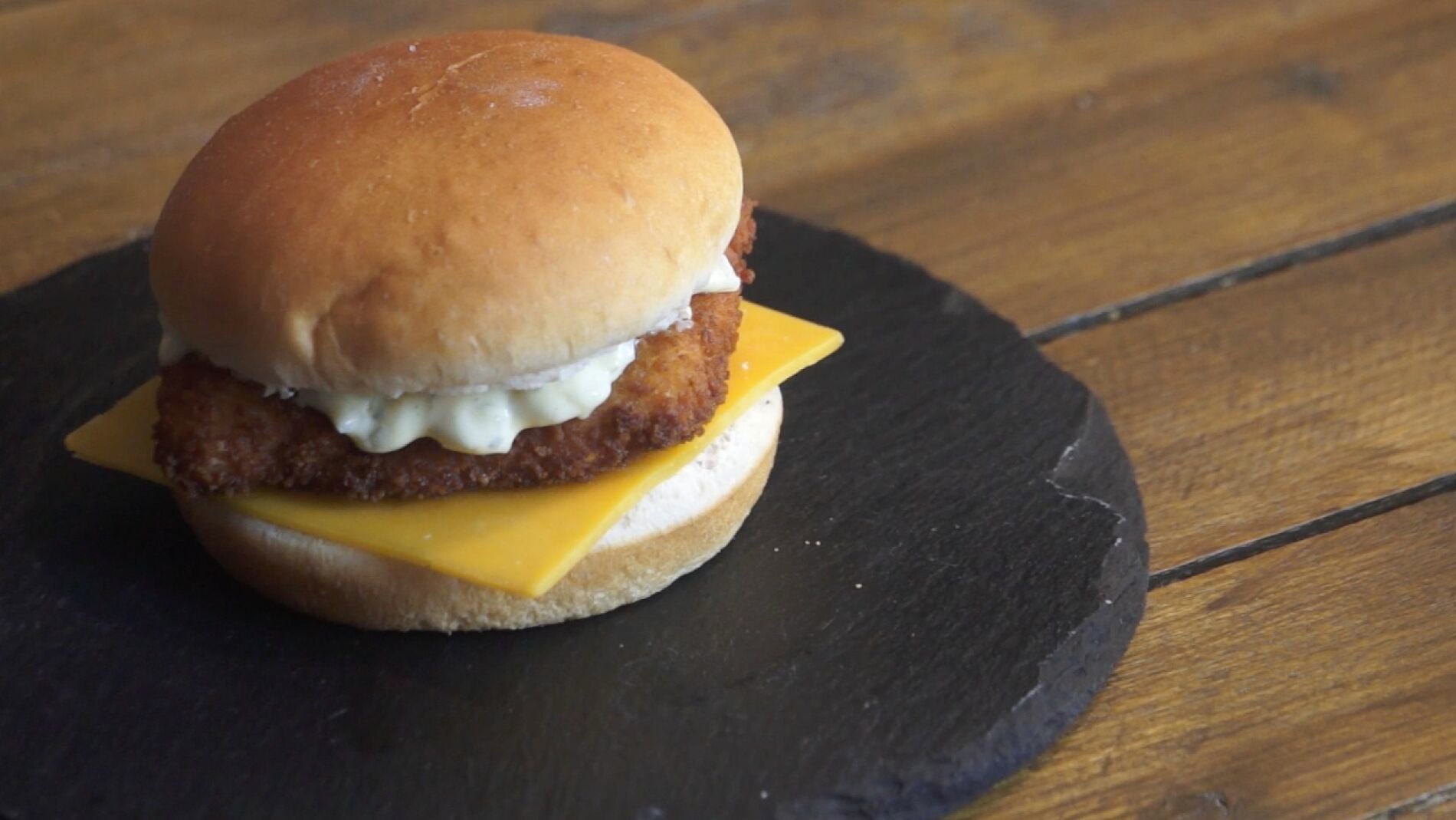 Una hamburguesa de pescado como la de McDonald's.