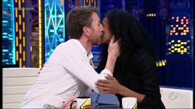 Berta Vázquez besa a Pablo Motos para agradecerle sus bonitas palabras
