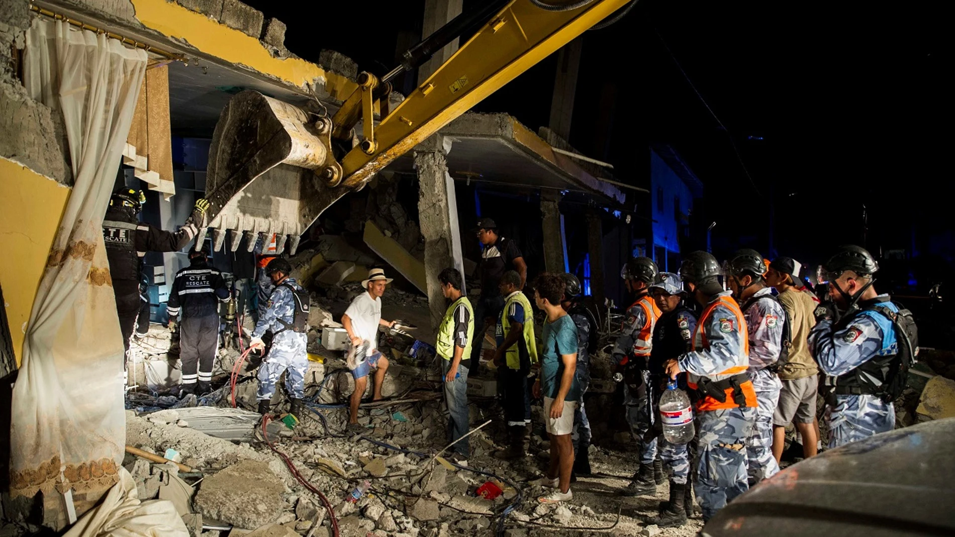 Operarios y voluntarios trabajan en Ecuador Operarios y voluntarios trabajan en Ecuador