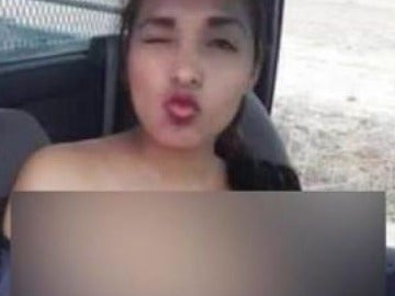 Policía suspendida por posar en topless