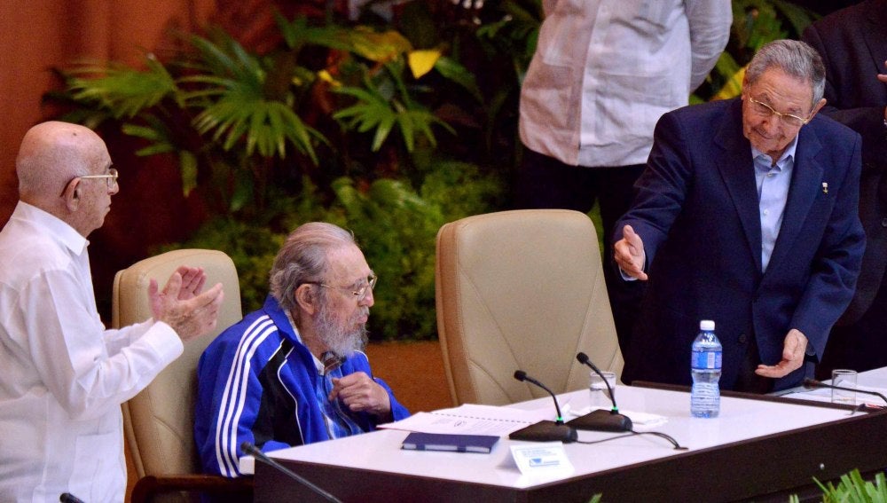 Fidel Castro, aplaudido en la clausura del VII Congreso del Partido Comunista de Cuba