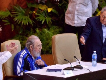 Fidel Castro, aplaudido en la clausura del VII Congreso del Partido Comunista de Cuba