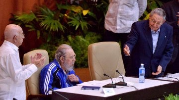Fidel Castro, aplaudido en la clausura del VII Congreso del Partido Comunista de Cuba