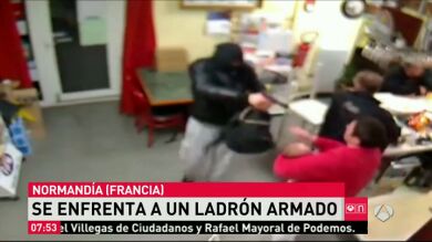 Una mujer se enfrenta a un atracador que quiere robar en su negocio en Francia