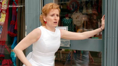 Dolores, compuesta y en la calle con el vestido de novia de Carmen destrozado