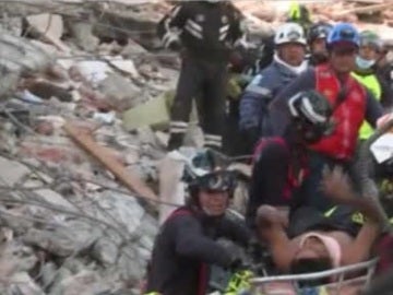 Un hombre rescatado tras el terremoto en Ecuador