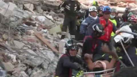 Un hombre rescatado tras el terremoto en Ecuador Un hombre rescatado tras el terremoto en Ecuador