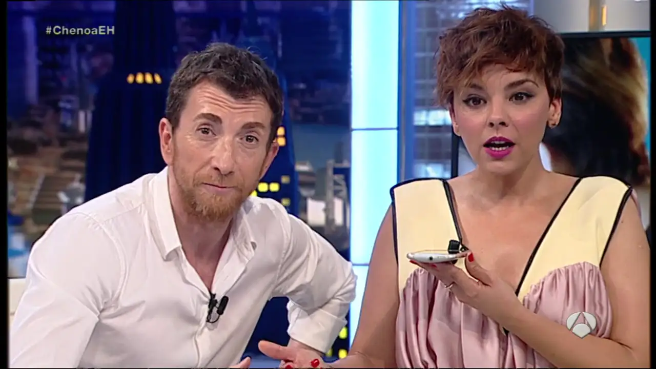 Chenoa le enseña a Pablo Motos el grupo de whatsapp que tiene con los 'triunfitos'
