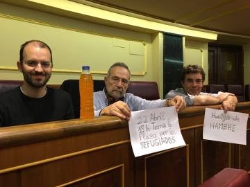 Tres de los diputados de Podemos en huelga de hambre