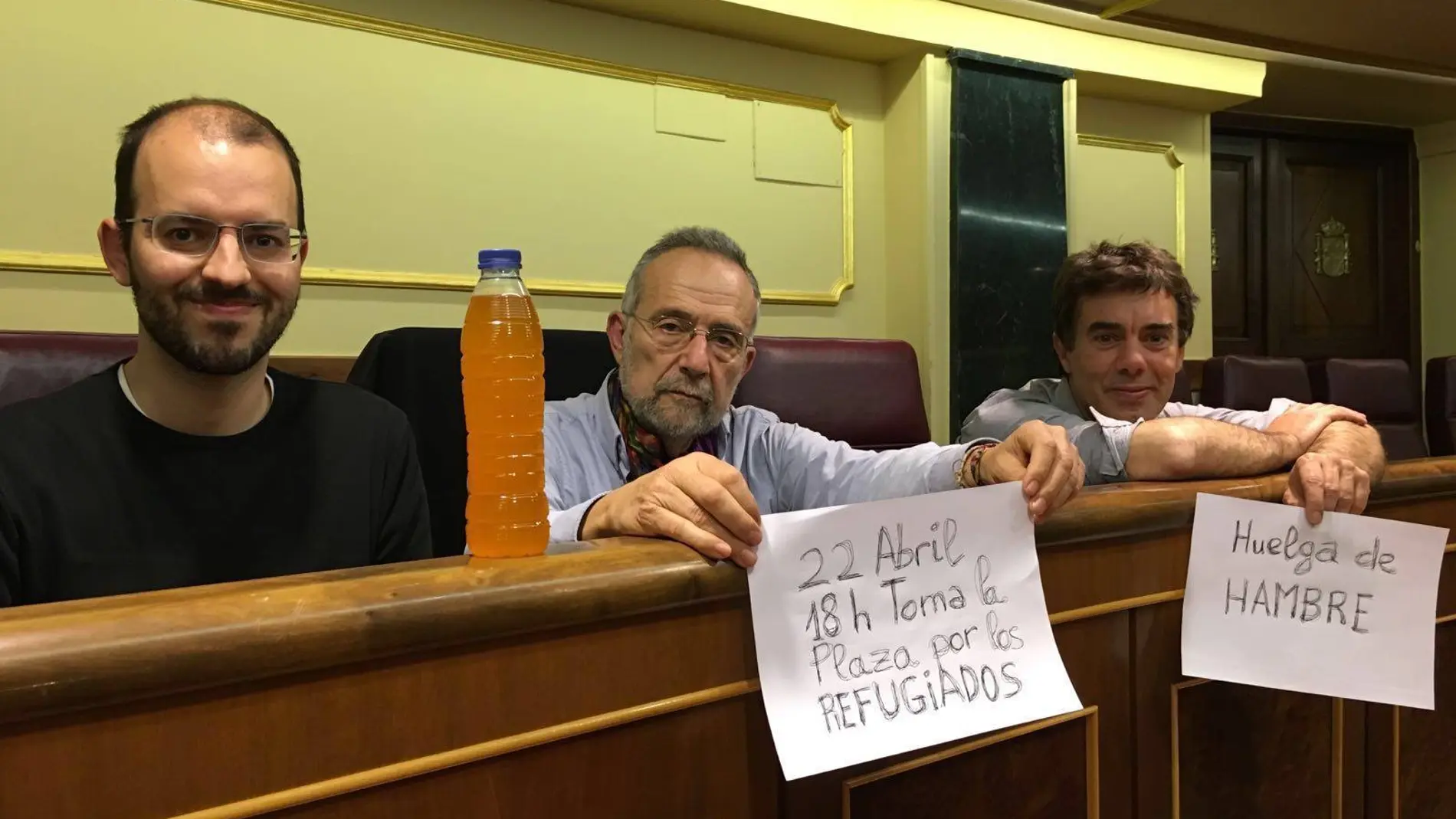Tres de los diputados de Podemos en huelga de hambre Tres de los diputados de Podemos en huelga de hambre