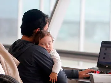 Un padre cuida de su bebé Un padre cuida de su bebé