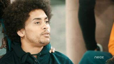 Axe se enfrenta a un profesor: 