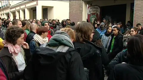 Una treintena de detenidos por volver a ocupar un centro social en Madrid Una treintena de detenidos por volver a ocupar un centro social en Madrid