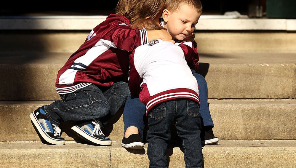 Tres niños abrazándose