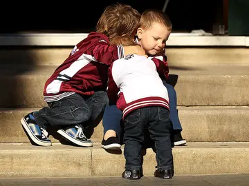 Tres niños abrazándose Tres niños abrazándose