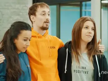 Seven, acompañado de sus chicas Seven, acompañado de sus chicas