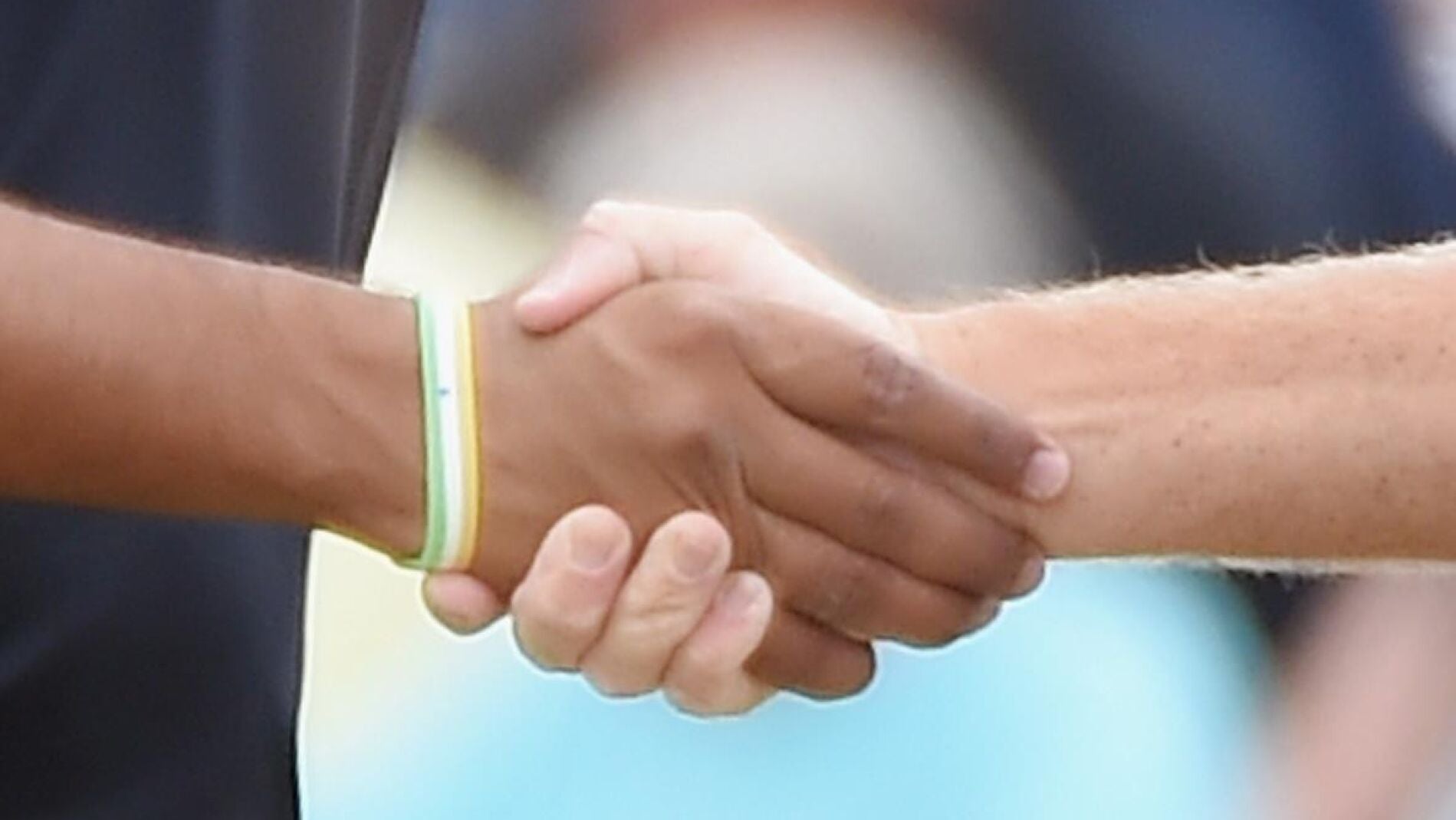 Dos personas se estrechan la mano