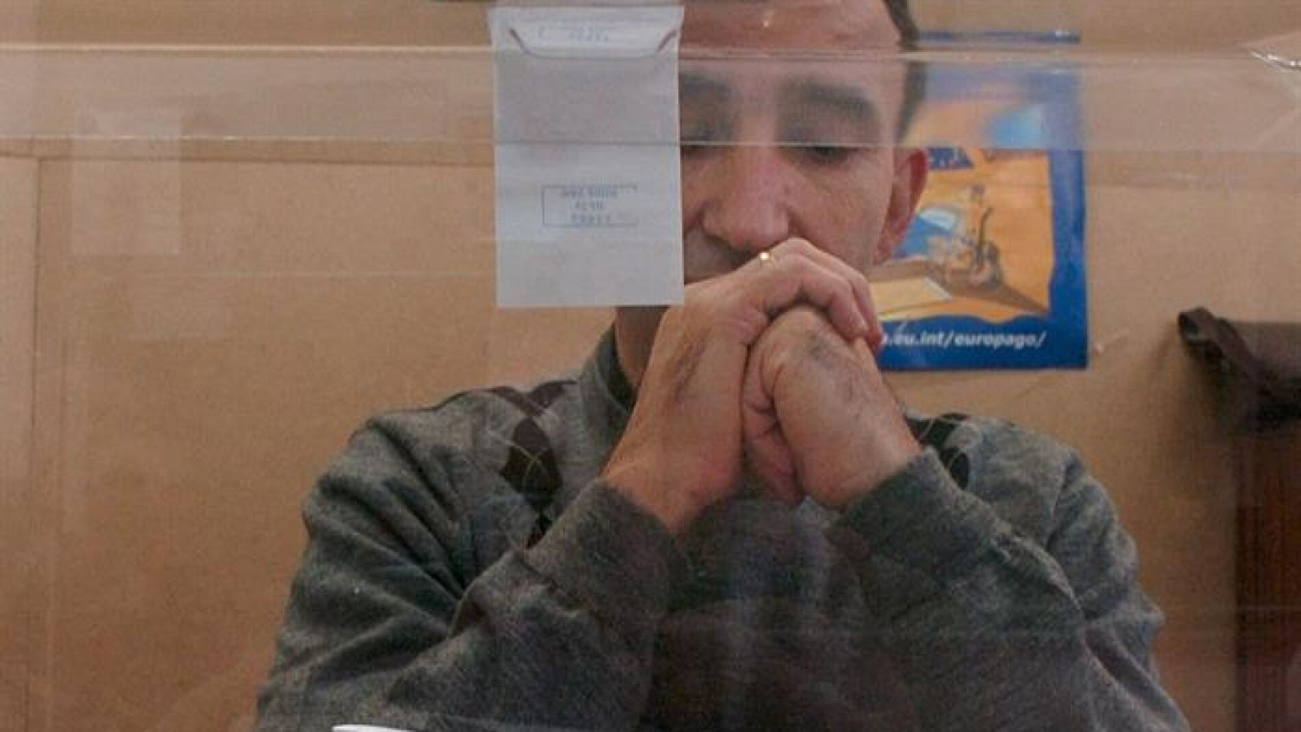 Un miembro de una mesa electoral observa los votos