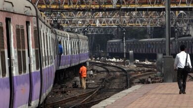Muere un bebé tras ser tirado por el retrete de un tren en la India