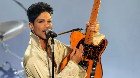 Prince en una actuación en Reino Unido en 2007 Prince en una actuación en Reino Unido en 2007