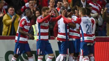 Los jugadores del Granada celebran un gol